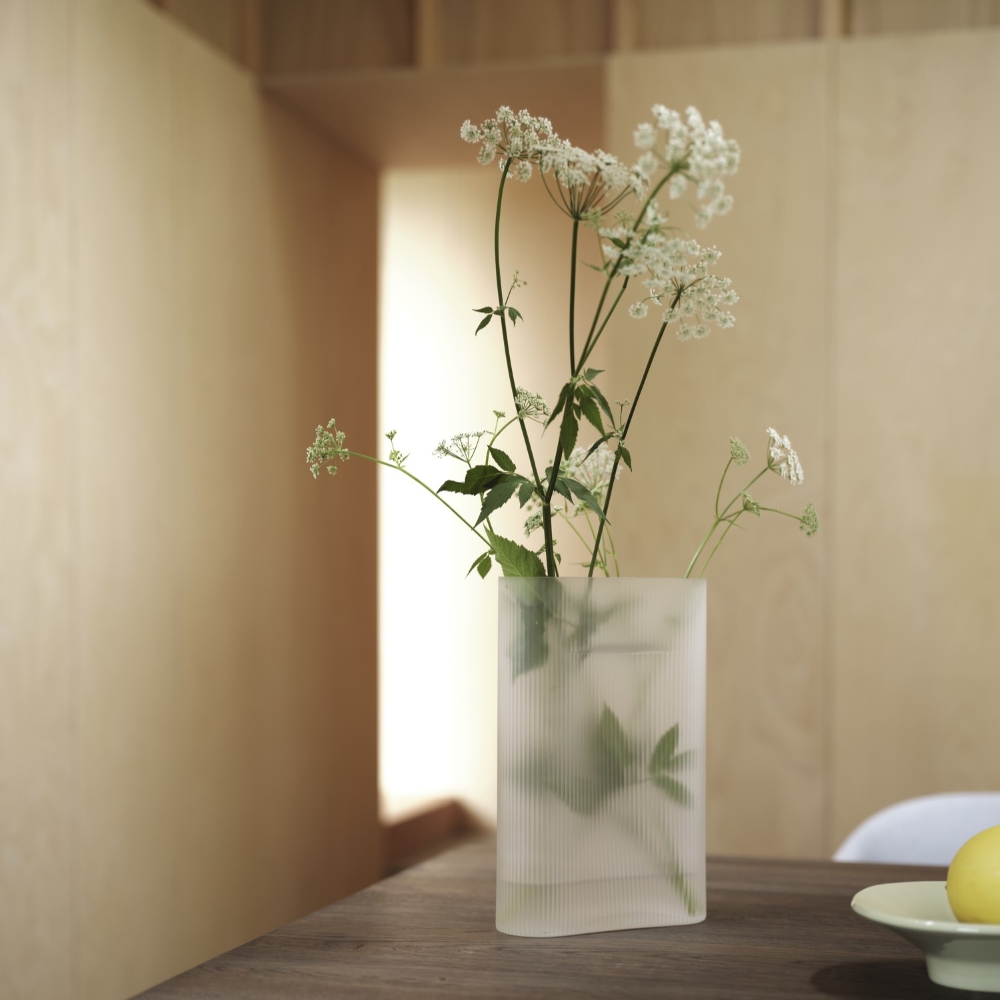 ridge-vase-35-white-frosted-glass-muuto